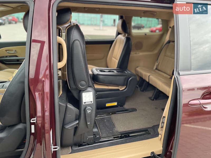 Минивэн Kia Sedona 2017 в Киеве