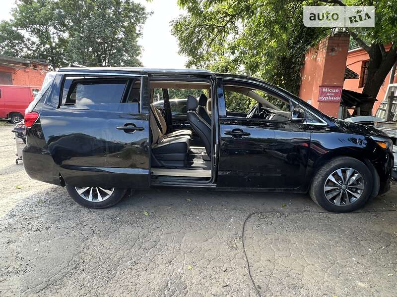 Минивэн Kia Sedona 2017 в Львове