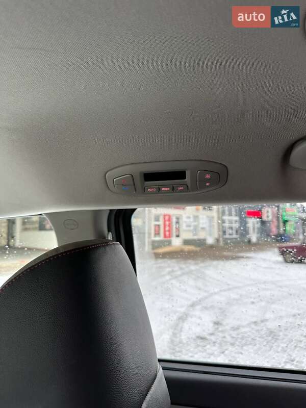 Мінівен Kia Sedona 2016 в Стрию