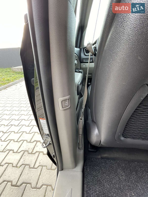 Минивэн Kia Sedona 2016 в Черновцах