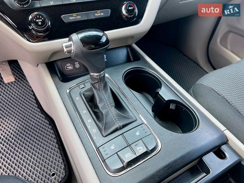 Минивэн Kia Sedona 2015 в Львове