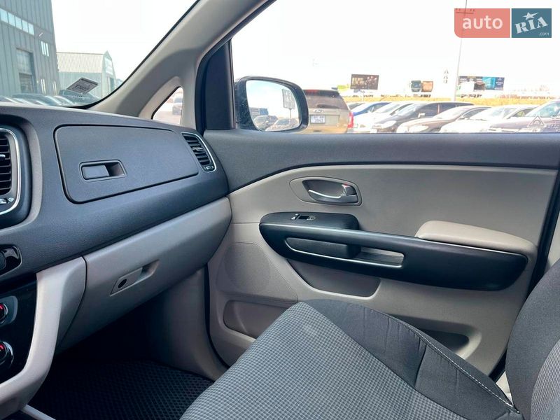 Минивэн Kia Sedona 2015 в Львове