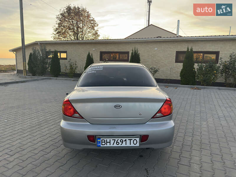 Седан Kia Sephia 2003 в Южном