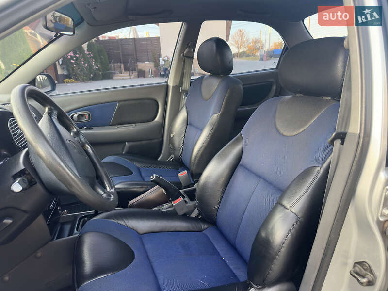 Седан Kia Sephia 2003 в Южном