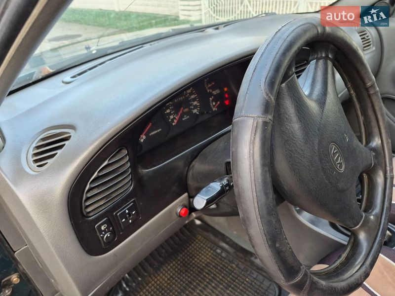 Седан Kia Sephia 2000 в Черновцах