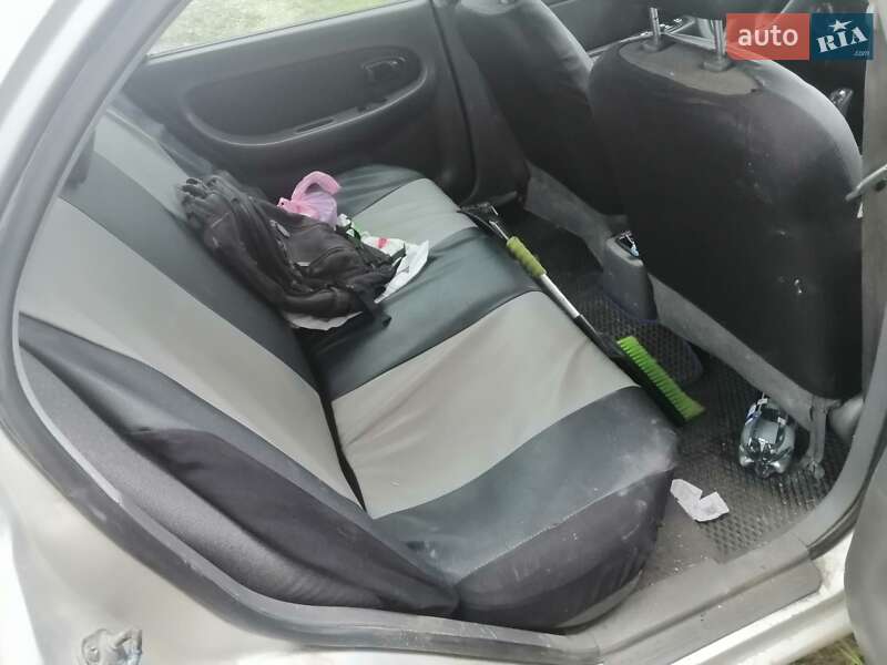 Седан Kia Shuma 2002 в Малині