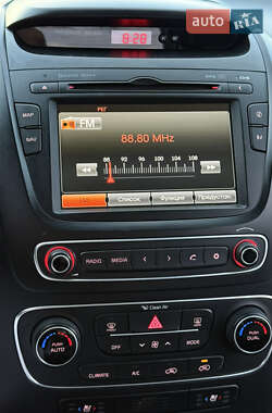 Позашляховик / Кросовер Kia Sorento 2012 в 