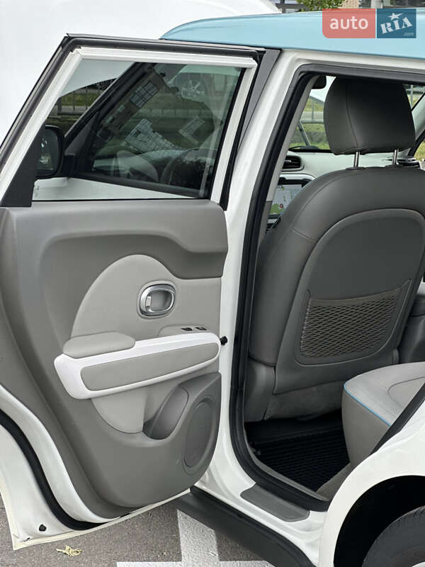 Позашляховик / Кросовер Kia Soul EV 2018 в Чернівцях