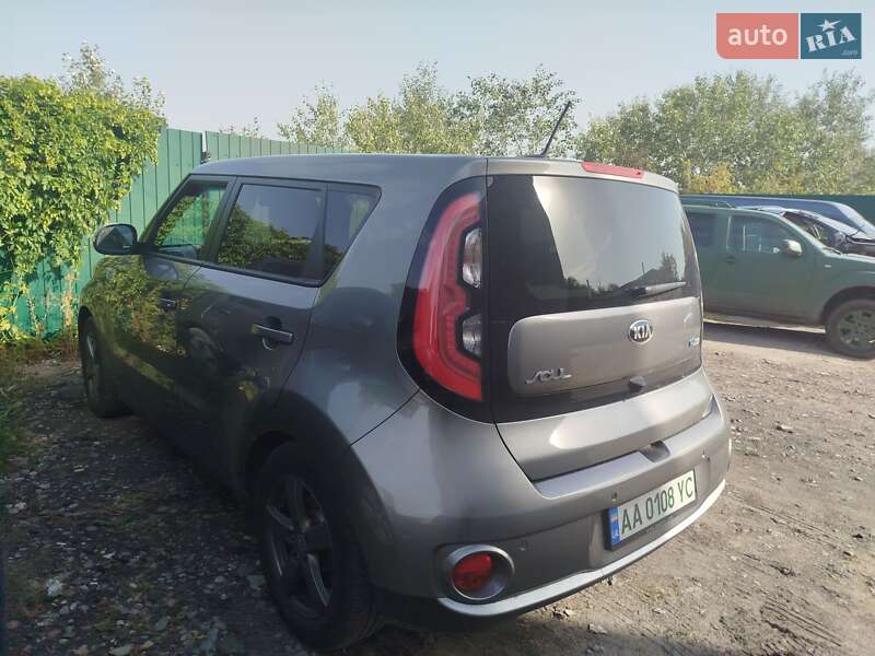 Позашляховик / Кросовер Kia Soul 2015 в Києві