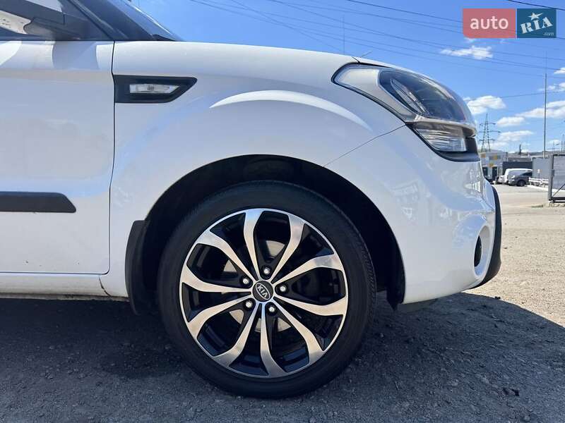 Внедорожник / Кроссовер Kia Soul 2011 в Вишневом