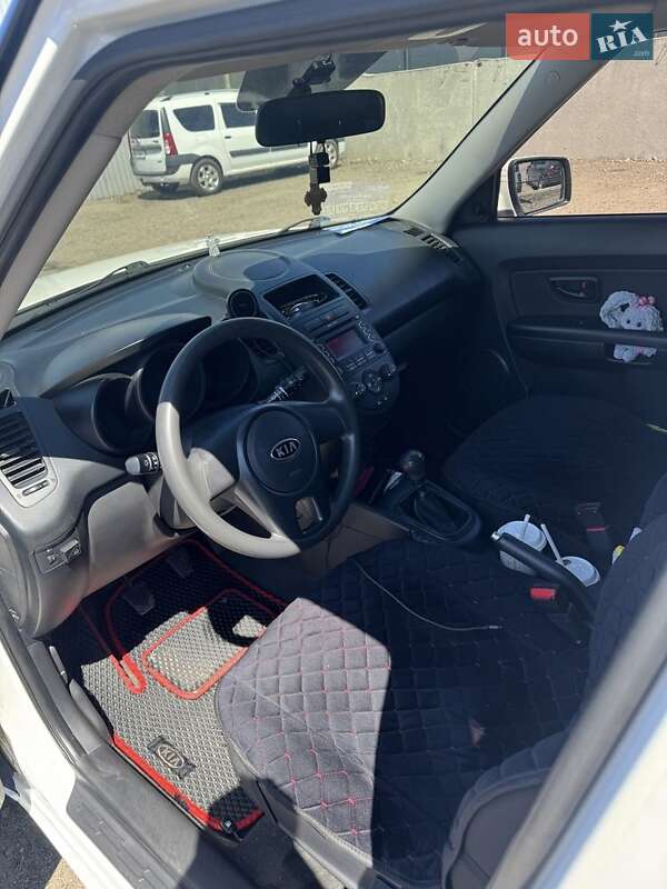 Внедорожник / Кроссовер Kia Soul 2011 в Вишневом