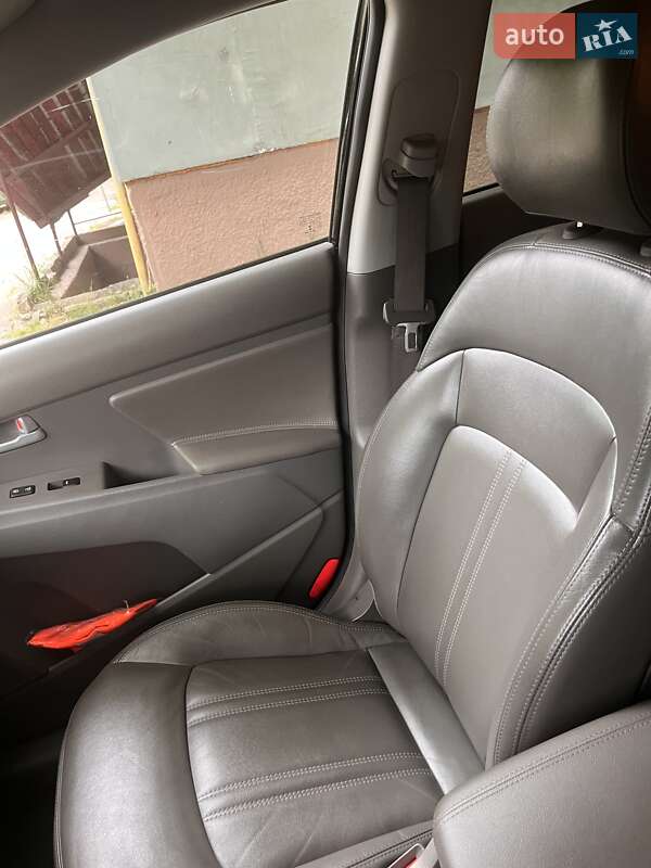 Позашляховик / Кросовер Kia Sportage 2015 в Чернівцях