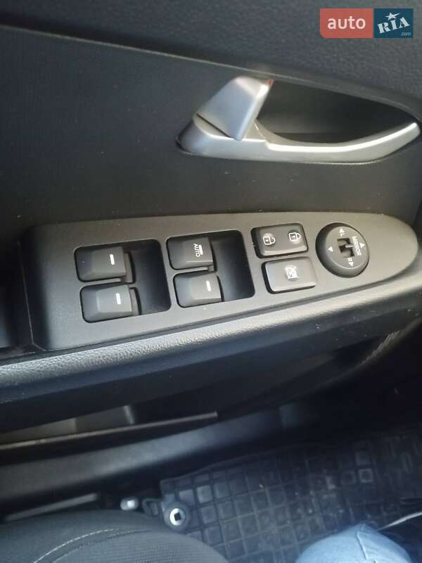 Позашляховик / Кросовер Kia Sportage 2012 в Кривому Розі