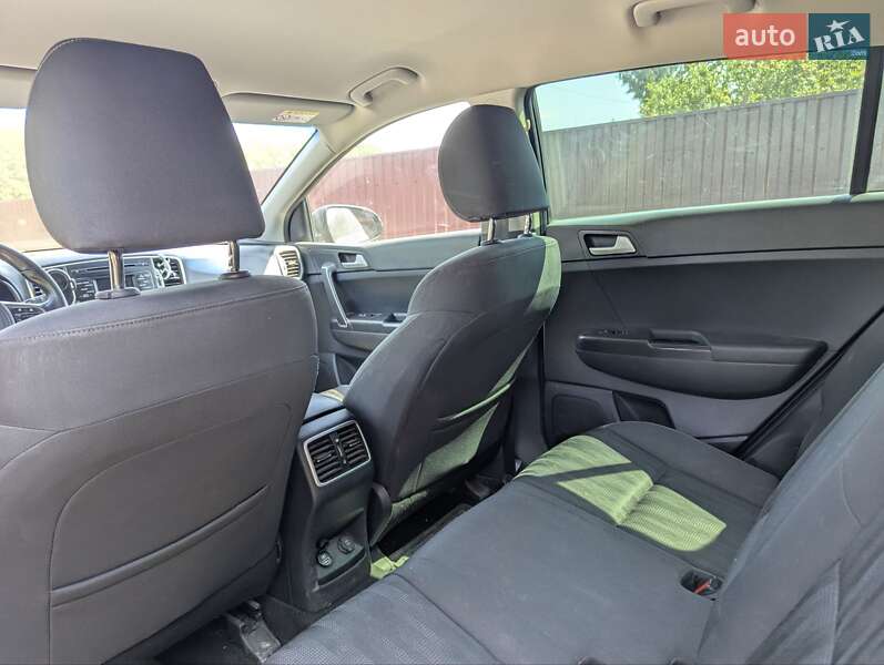 Внедорожник / Кроссовер Kia Sportage 2016 в Новояворовске