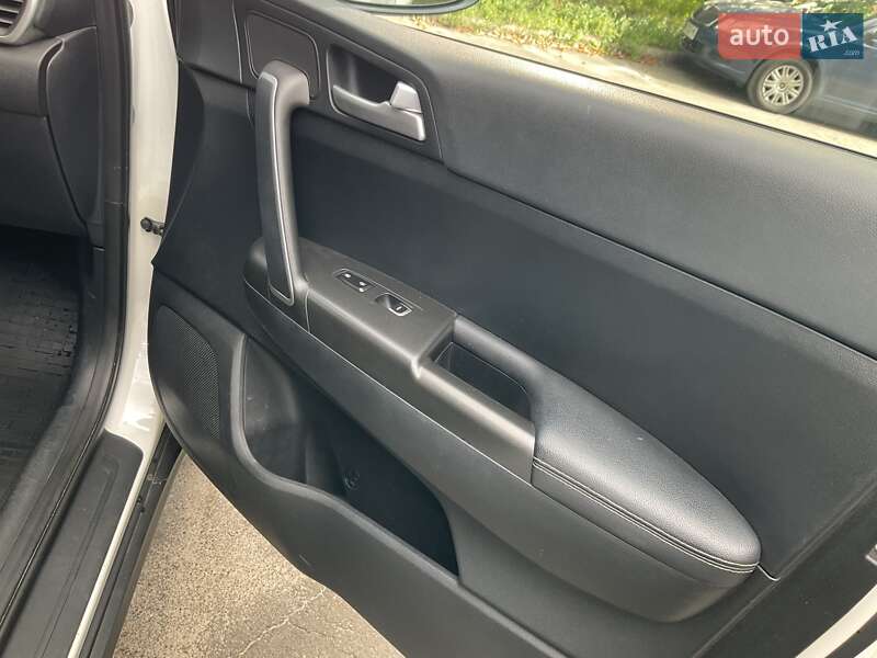 Внедорожник / Кроссовер Kia Sportage 2016 в Киеве фото 11 Внедорожник / Кроссовер Kia Sportage 2016 в Киеве