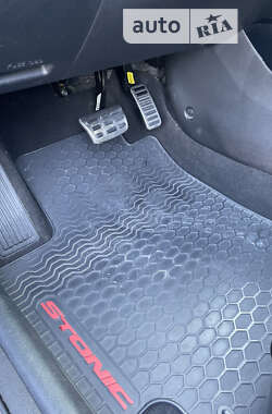 Внедорожник / Кроссовер Kia Stonic 2018 в 