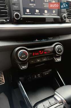 Внедорожник / Кроссовер Kia Stonic 2020 в 