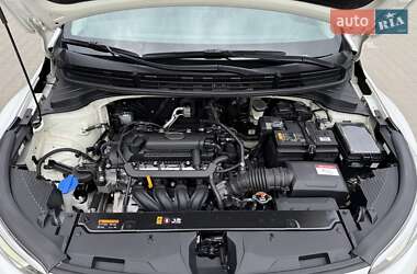 Внедорожник / Кроссовер Kia Stonic 2020 в 