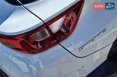 Внедорожник / Кроссовер Kia Stonic 2020 в 