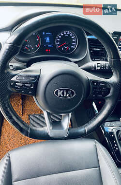 Позашляховик / Кросовер Kia Stonic 2017 в  фото 14 Позашляховик / Кросовер Kia Stonic 2017 в