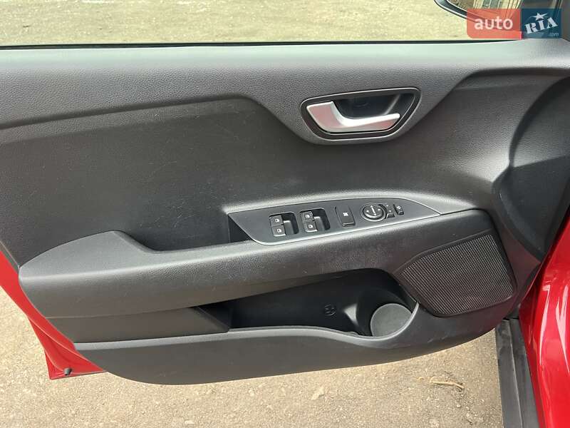 Внедорожник / Кроссовер Kia Stonic 2018 в Киеве