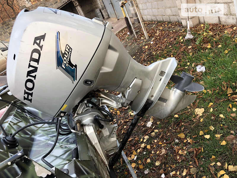 Лодка Крым М 1991 в Кривом Роге