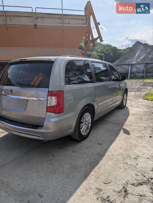 Мінівен Lancia Voyager 2013 в Києві