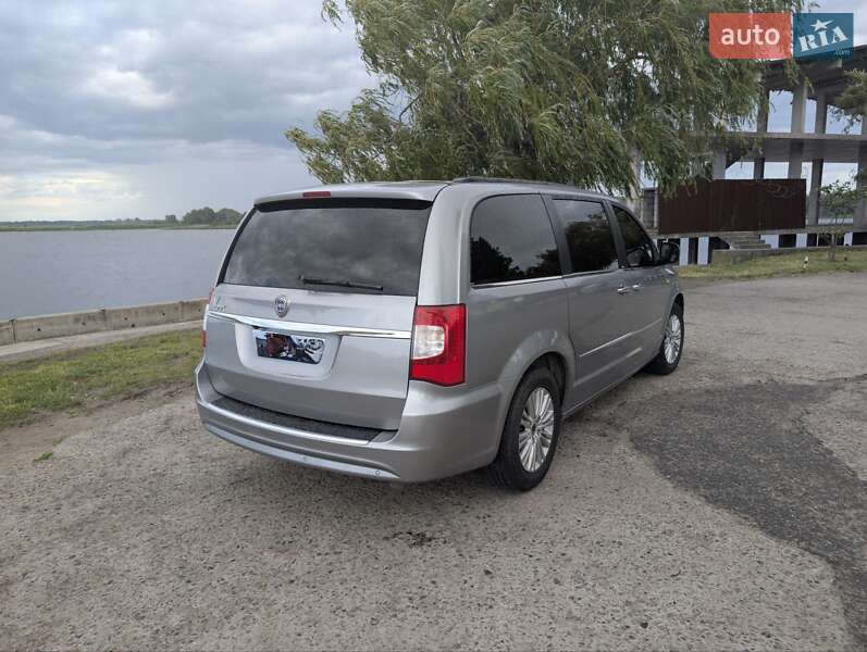 Мінівен Lancia Voyager 2013 в Києві