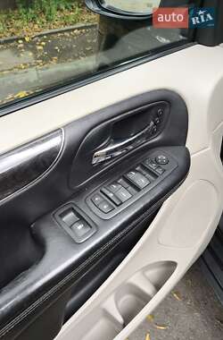 Минивэн Lancia Voyager 2013 в 