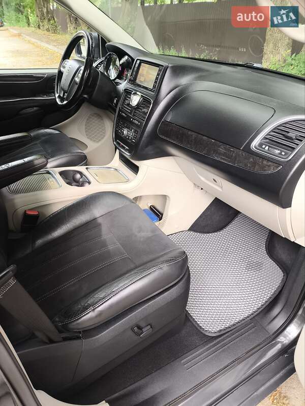 Минивэн Lancia Voyager 2013 в Ивано-Франковске