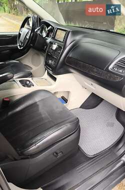 Минивэн Lancia Voyager 2013 в 