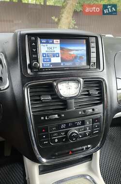 Минивэн Lancia Voyager 2013 в 