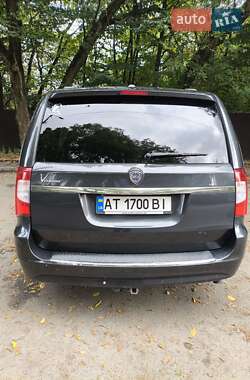 Минивэн Lancia Voyager 2013 в 