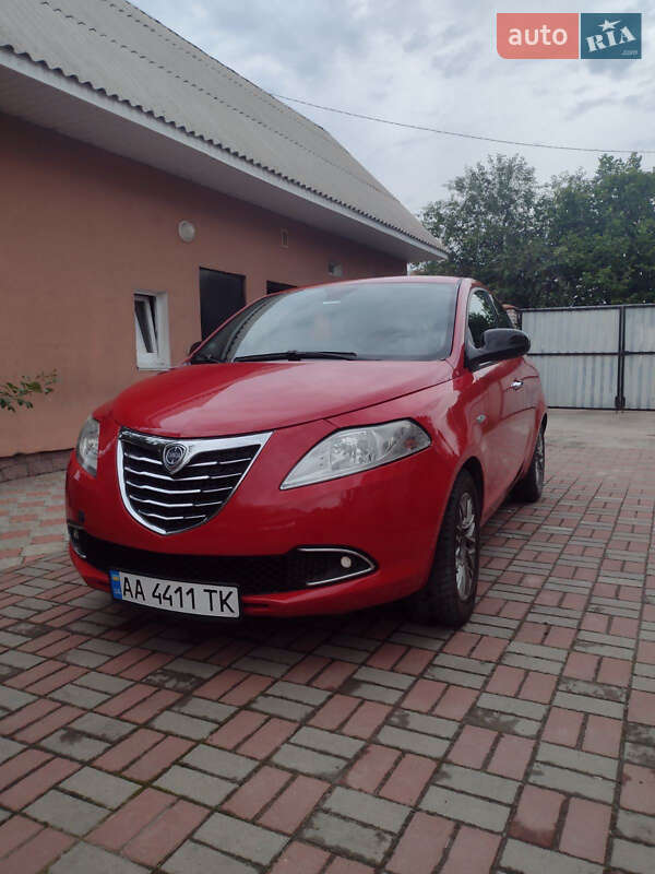 Хэтчбек Lancia Ypsilon 2012 в Киеве