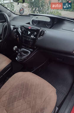 Хэтчбек Lancia Ypsilon 2012 в 