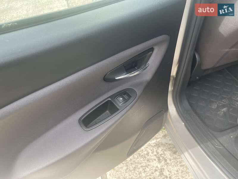 Хэтчбек Lancia Ypsilon 2012 в Ужгороде