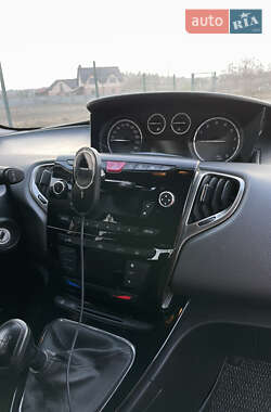 Хетчбек Lancia Ypsilon 2013 в 