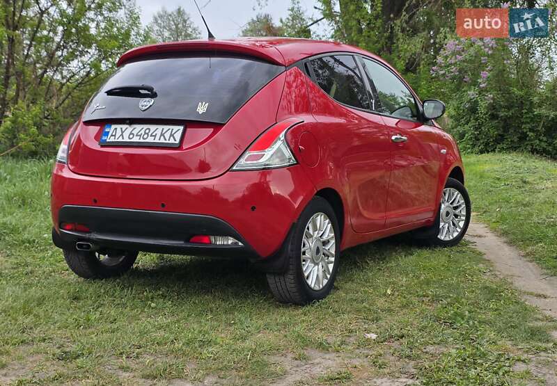 Хетчбек Lancia Ypsilon 2013 в 