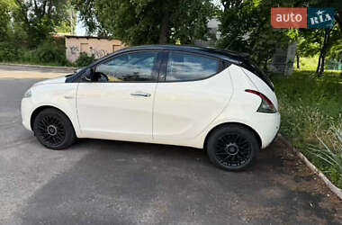 Хэтчбек Lancia Ypsilon 2012 в 