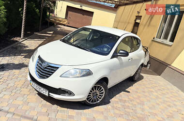 Хетчбек Lancia Ypsilon 2012 в 