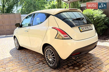 Хетчбек Lancia Ypsilon 2012 в 