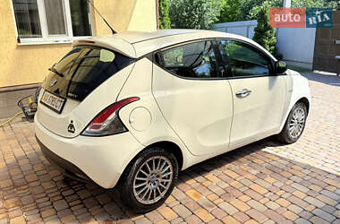 Хэтчбек Lancia Ypsilon 2012 в 