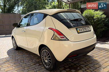 Хэтчбек Lancia Ypsilon 2012 в 