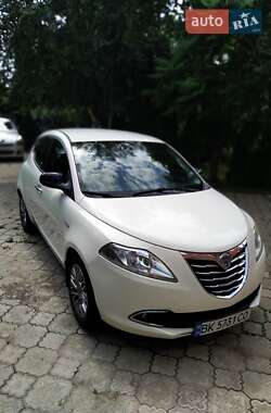 Хэтчбек Lancia Ypsilon 2012 в 