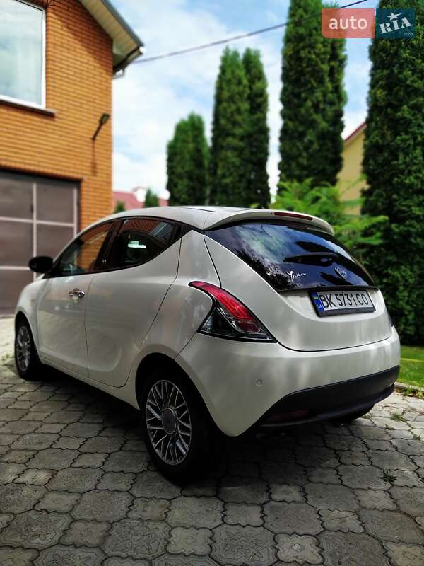 Хэтчбек Lancia Ypsilon 2012 в Ровно