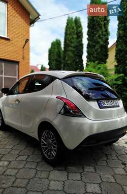 Хэтчбек Lancia Ypsilon 2012 в 