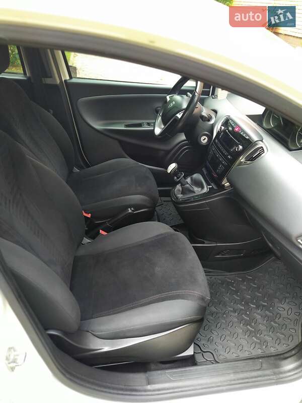 Хэтчбек Lancia Ypsilon 2012 в Ровно