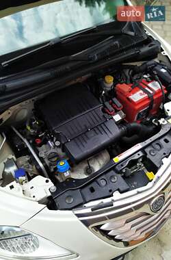Хэтчбек Lancia Ypsilon 2012 в 