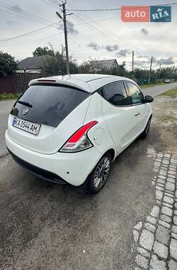 Хетчбек Lancia Ypsilon 2012 в 