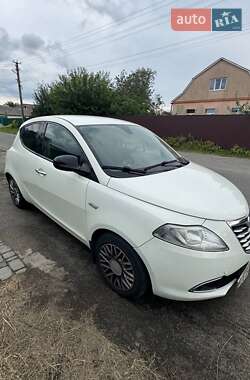 Хетчбек Lancia Ypsilon 2012 в 